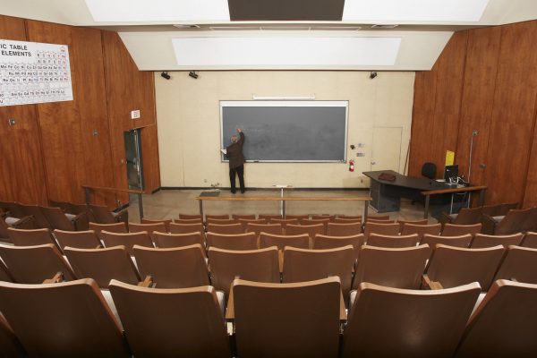 Medical students aren’t showing up to lectures, so how do med schools teach them : Shots