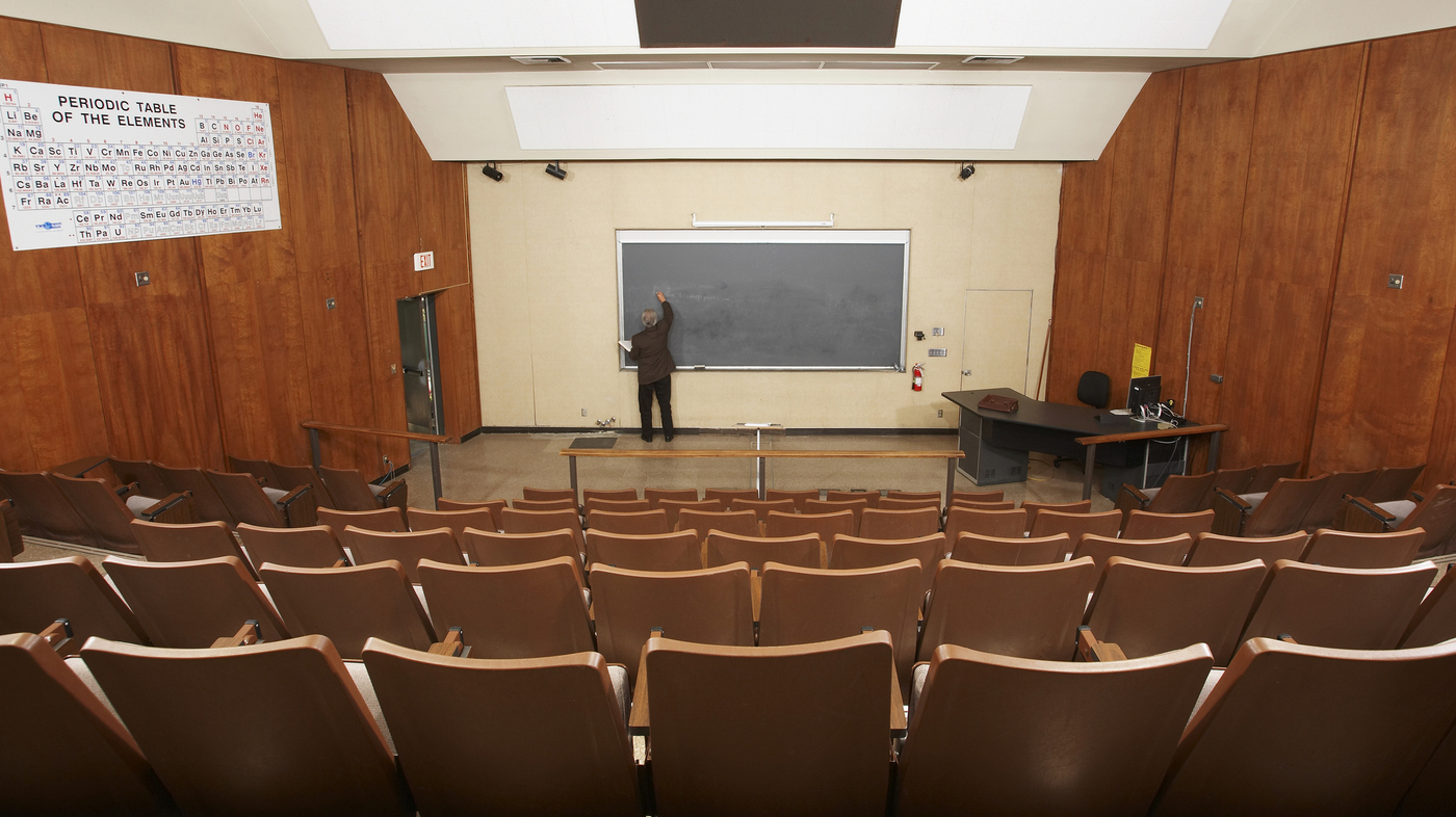 Medical students aren’t showing up to lectures, so how do med schools teach them : Shots