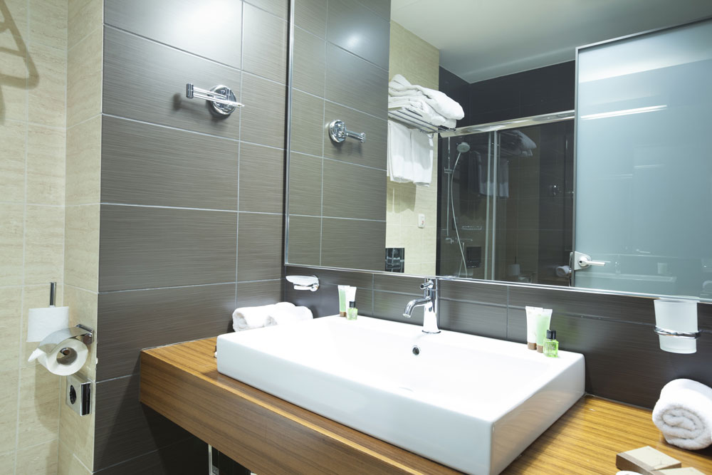 The Complete Checklist for a Successful Bathroom Mirror Installation in Dubai