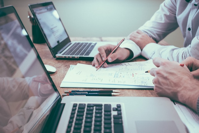 Exploring the Benefits of Internet Marketing Conferences for Business and Career Advancement, and How to Make the Right Choice