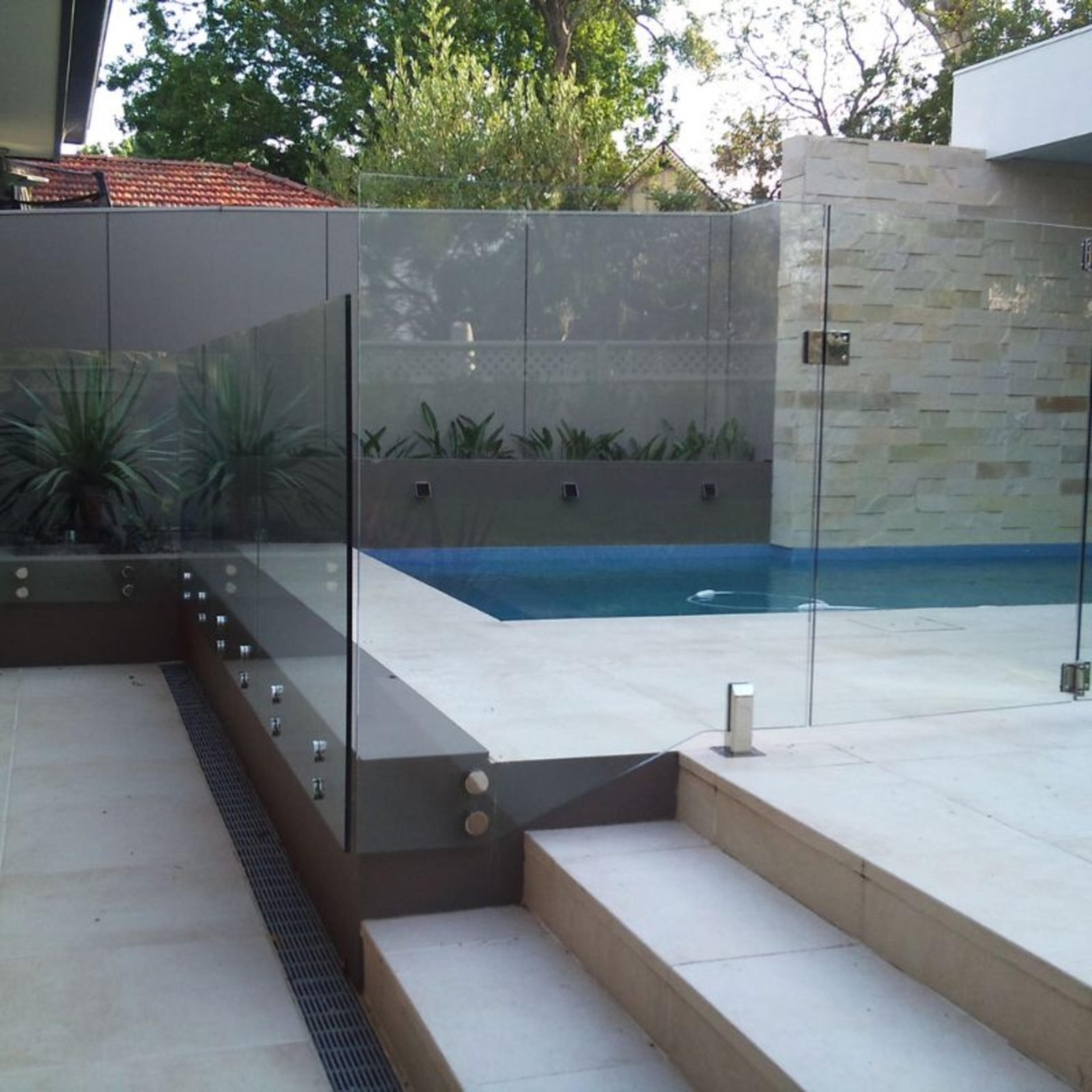 A Detailed Guide on Top Swimming Pool Fences Materials