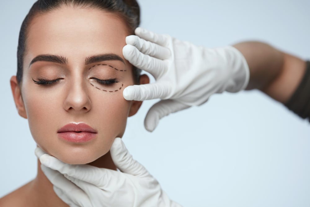Choosing the Right Surgeon for Eyelift Surgery